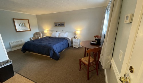Standard Room, 1 King Bed, Non Smoking, Private Bathroom (No Dogs Allowed)