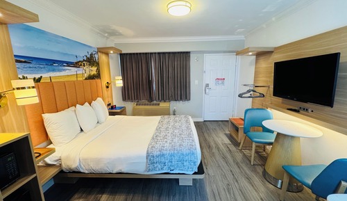 1 Queen Bed Accessible