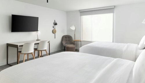 Studio, 2 Queen Beds (Hearing Accessible)