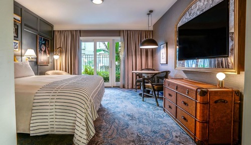 Deluxe Room, 1 King Bed, Pool View