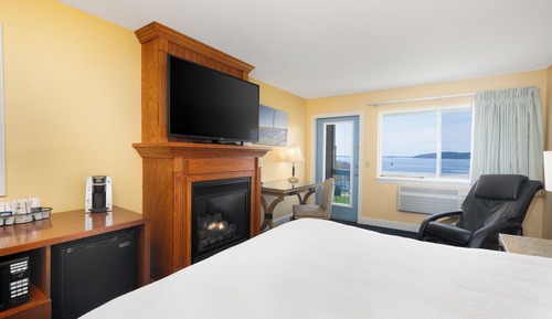 Deluxe Room, 1 King Bed, Fireplace, Bay View