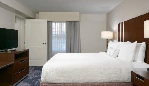 One-Bedroom King Suite with Bathtub - Mobility Access