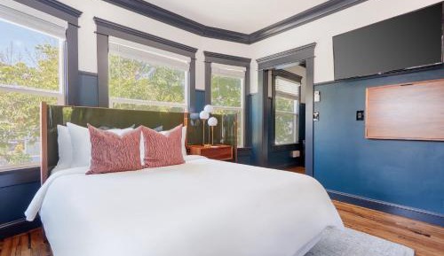 Queen Room (Self Check-in with Virtual Front Desk)