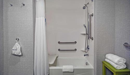 King Room with Accessible Tub - Mobility and Hearing Access/Non-Smoking
