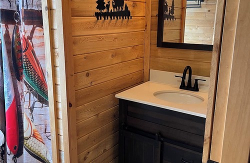 Bingham Cabin | Cozy 1 bedroom cabin with a loft, living space with internet, and a creek!