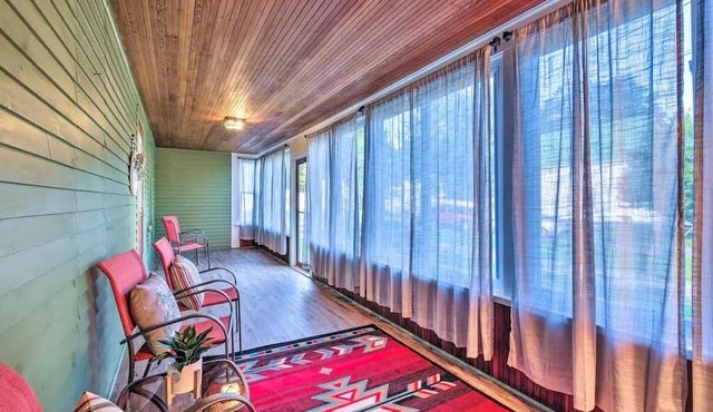 Comfortable, Charming Home Near Outdoor Adventure. Pet Friendly!