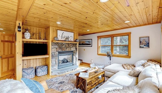 Dog-friendly Sunday River retreat with large yard, grill, washer/dryer